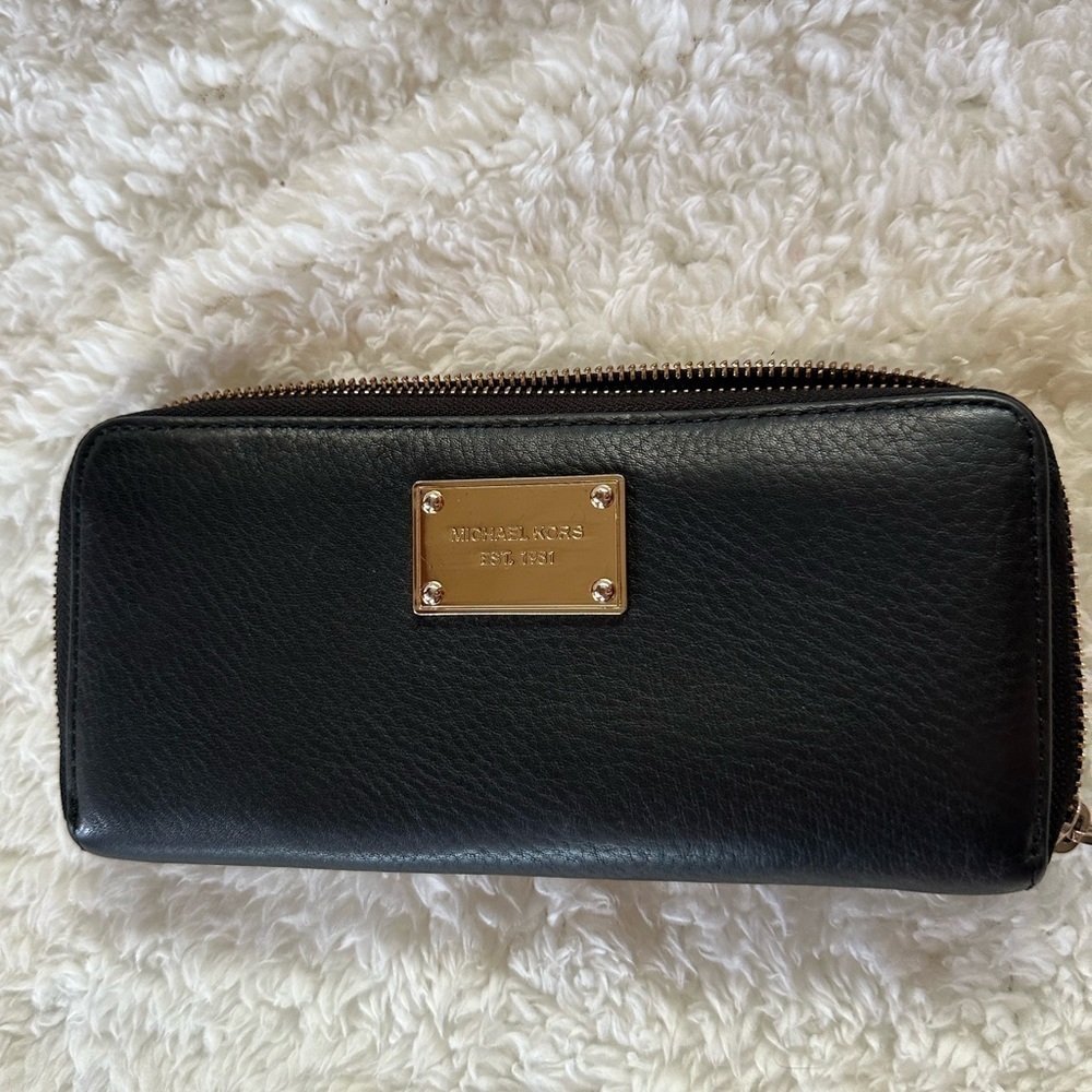 Michael Kors Leather Jet Set Continental Wallet - Picture 2 of 9